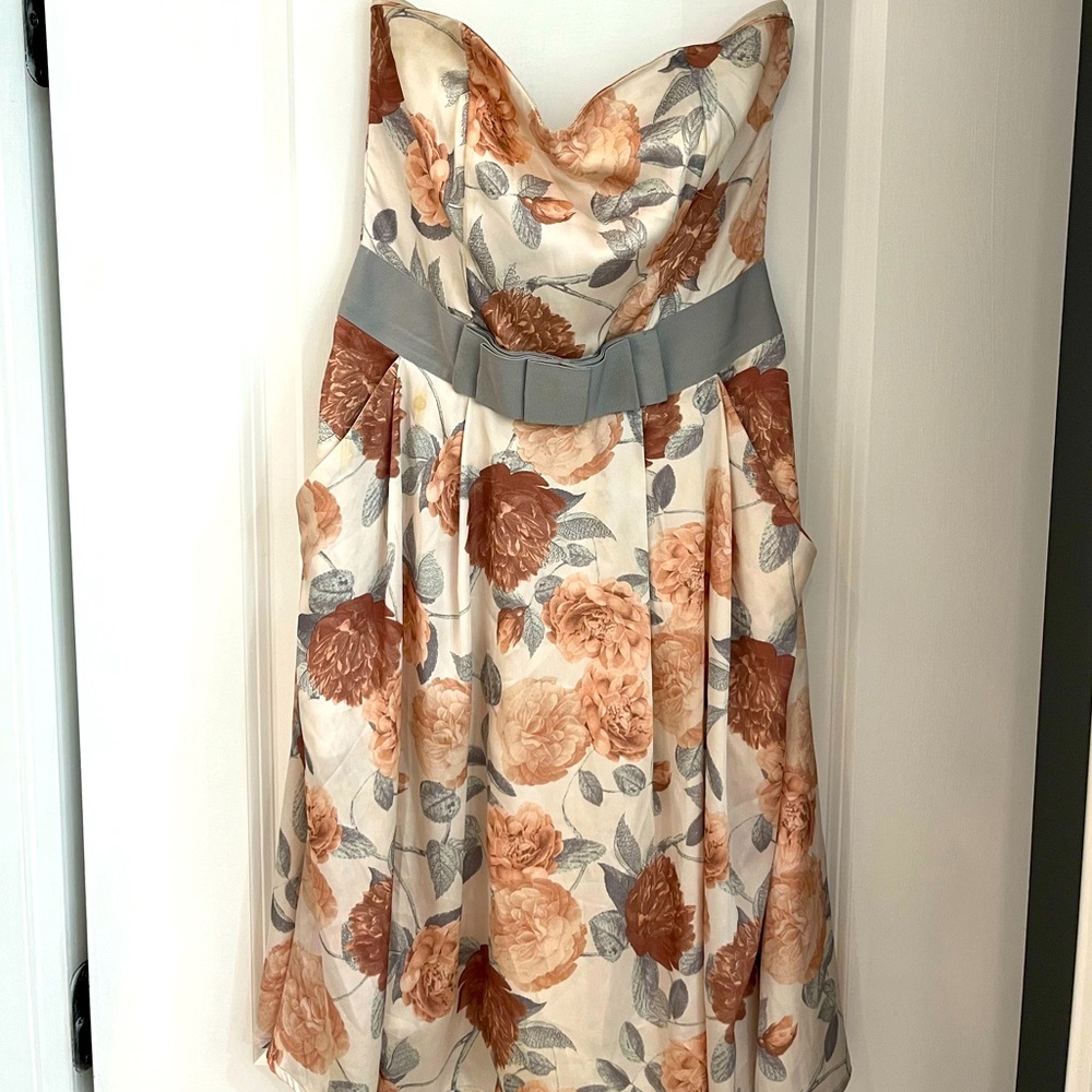 Gorgeous satin-like floral strapless midi dress with pockets
